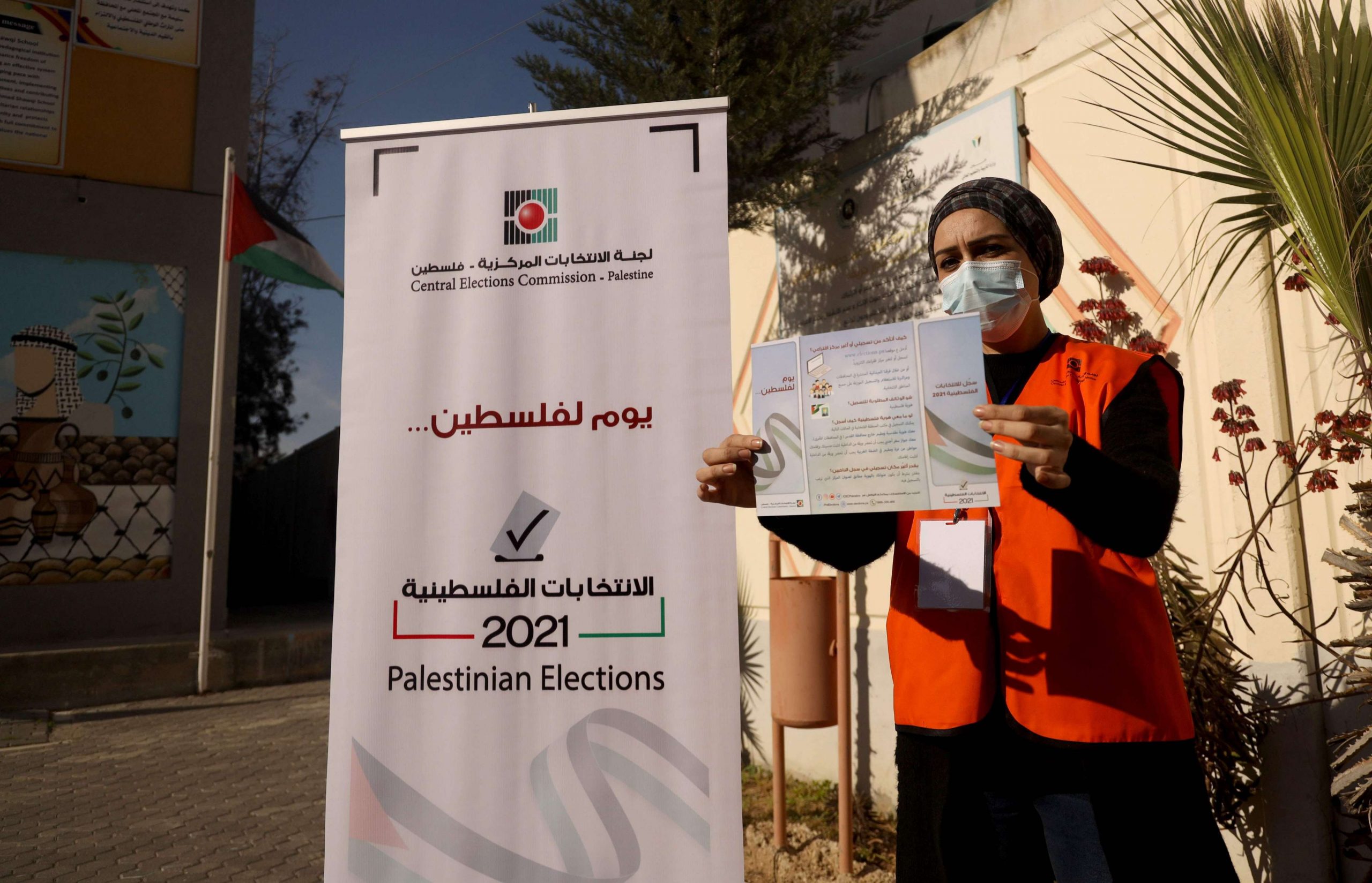 لجنة الانتخابات تبحث مع ممثلي الفصائل ترتيبات فتح باب الترشح للانتخابات المحلية