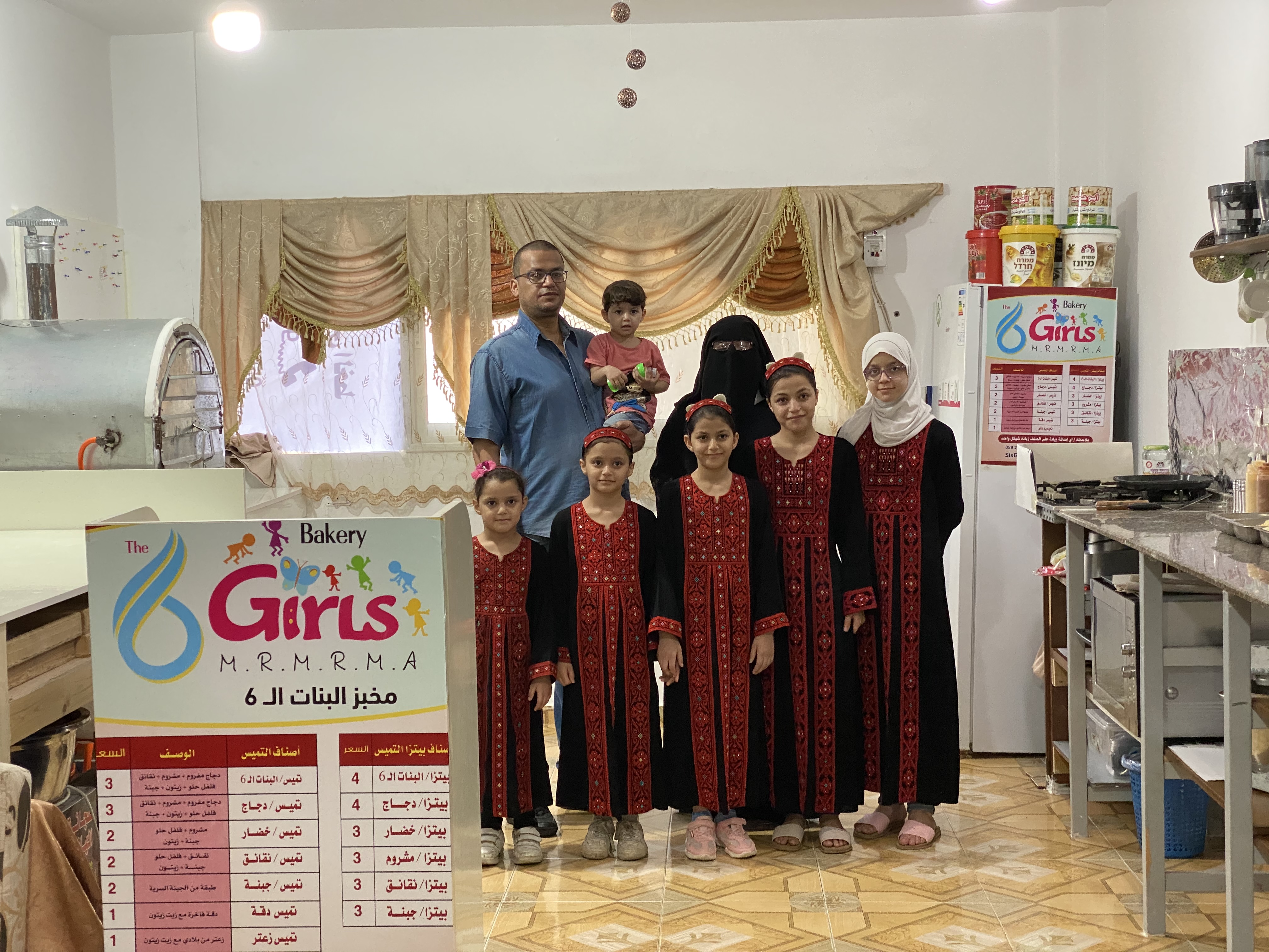 بالصور.. مخبز البنات الست.. مشروع يقوده البوجي مع بناته لمواجهة البطالة في غزة