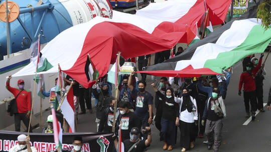 احتجاجات في إندونسيا على دعم الولايات المتحدة لإسرائيل (صور)