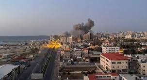الطيران الحربي الإسرائيلي يدمر برج الأندلس غرب مدينة غزة