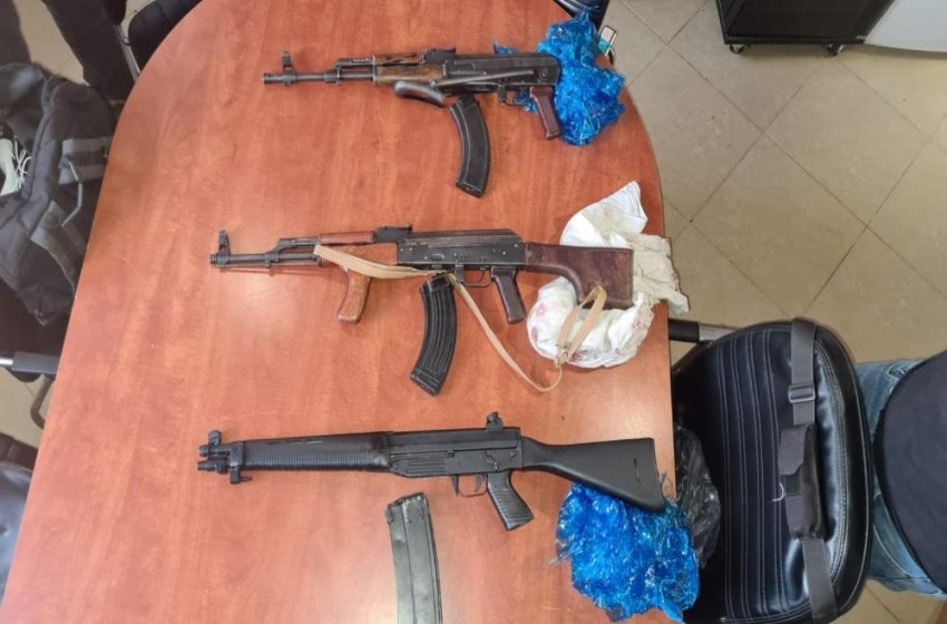 اعتقال اثنين من بلدة عارا بزعم اقتنائهم سلاح كلاشينكوف