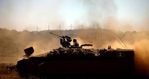 الاحتلال يشعل النار في أراضي المواطنين الزراعية شرق غزة