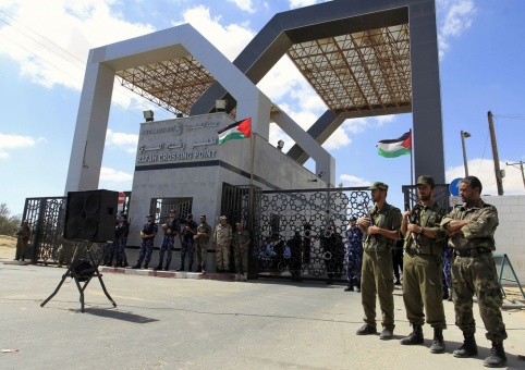 تقرير - إدانات واسعة لفرض السلطات القضائية بغزة قيودًا على سفر النساء والذكور