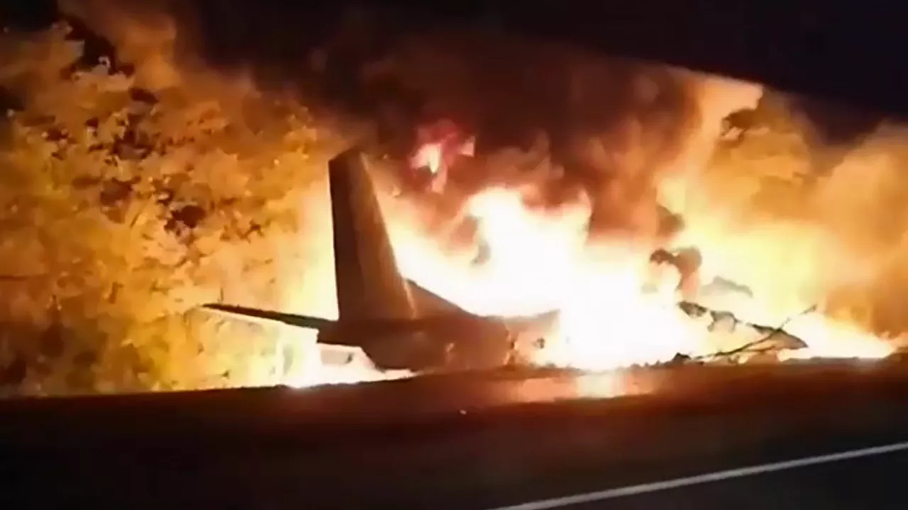 شاهد: حريق في مطار تشوغيف العسكري بمنطقة خاركوف الأوكرانية