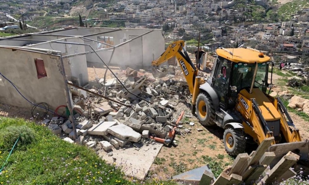 بحجة عدم الترخيص.. الاحتلال الإسرائيلي يجبر فلسطينياً على هدم منزله في القدس