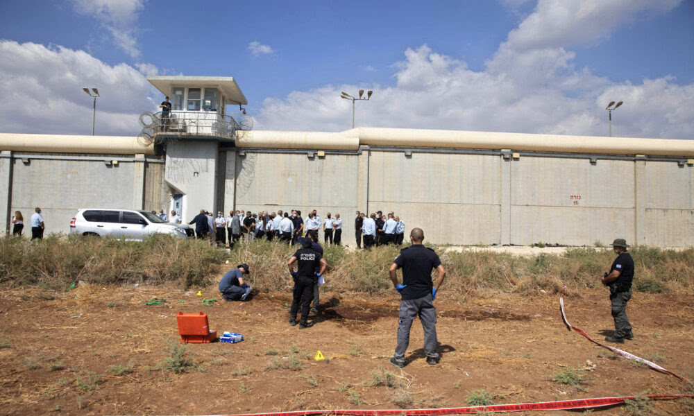  قائد سجن جلبوع الإسرائيلي يدلي بشهادته بشأن عملية 