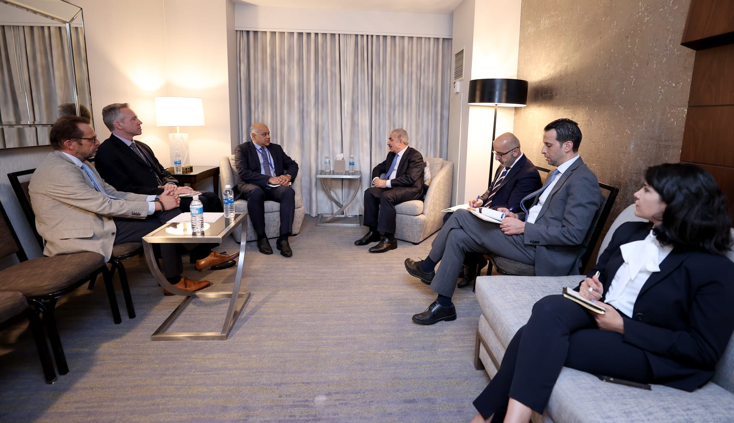 رئيس الوزراء الفلسطيني يبحث مع البنك الدولي وصندوق النقد الوضع المالي (صور) 
