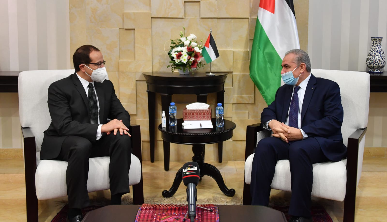اشتية يقلد السفير المصري لدى فلسطين وسام نجمة القدس  
