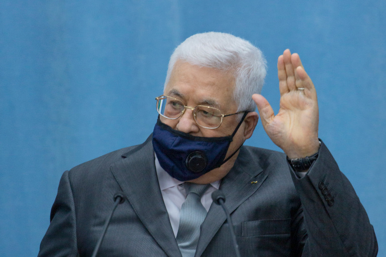 الرئيس عباس يهاتف اللواء غازي الجبالي معزيا بوفاة شقيقه