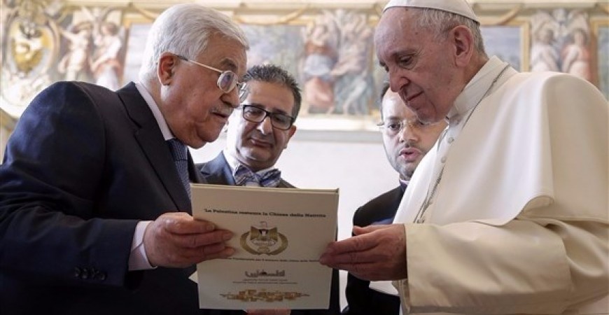 تفاصيل اتصال هاتفي بين الرئيس عباس والبابا فرانسيس