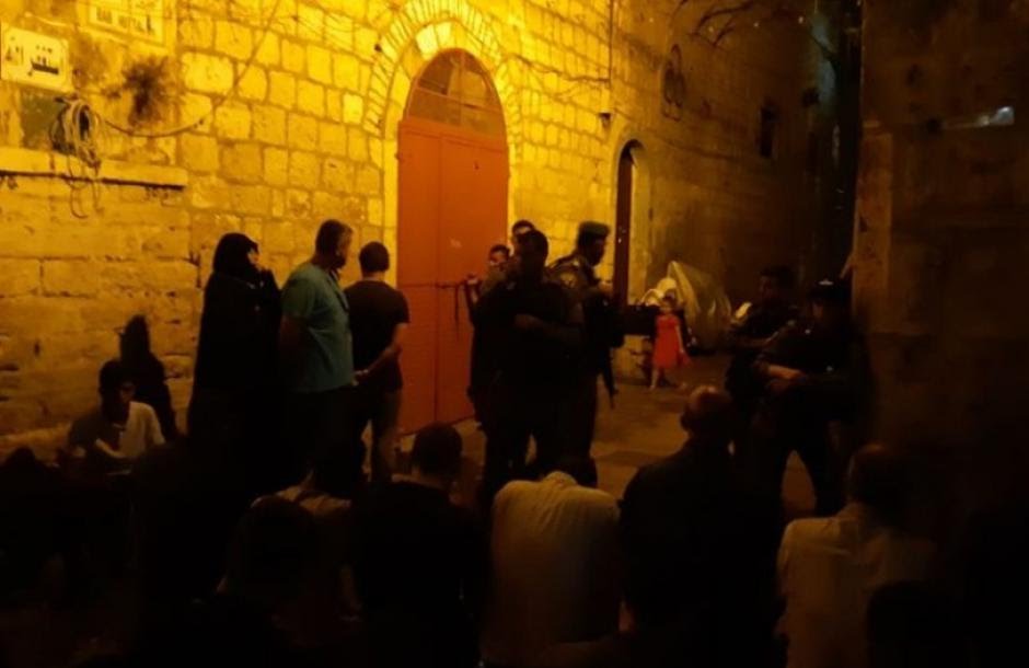 عقب إغلاقه من قوات الاحتلال.. المقدسيون يُصلون العشاء أمام أبواب المسجد الأقصى 