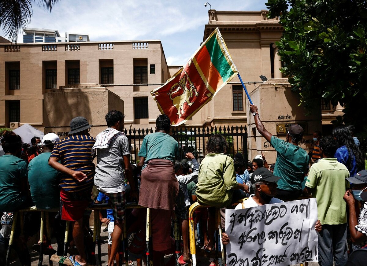 الرئيس السريلانكي يفر من مقره على وقع اقتحام المتظاهرين للمجمع الرئاسي