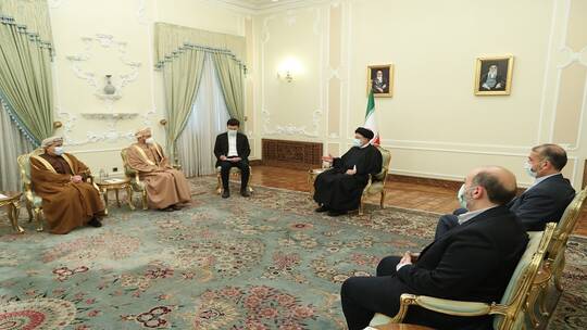 تلقى دعوة لزيارة عمان.. الرئيس الإيراني: نسعى لتطوير العلاقات مع الجيران وخاصة مسقط