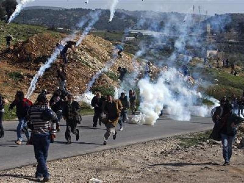 نابلس: إصابات بالاختناق إثر اقتحام الاحتلال الإسرائيلي بلدة بورين
