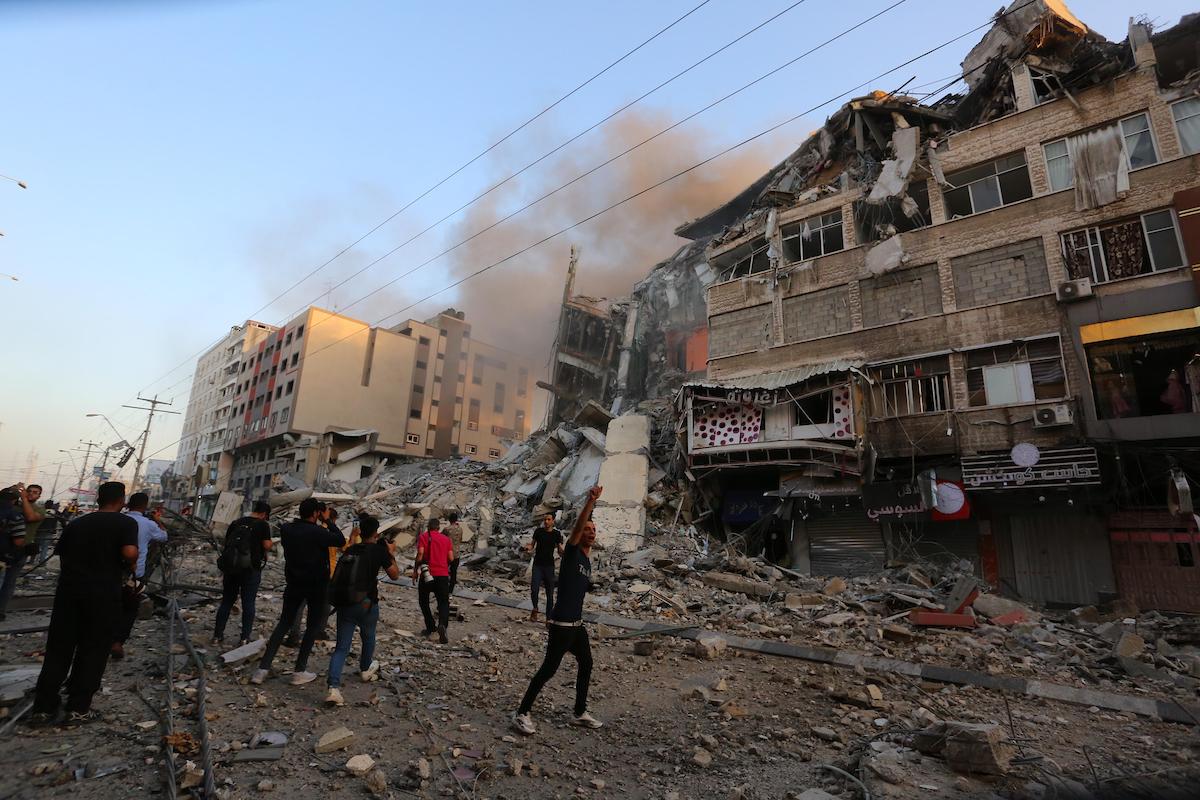 أربعة شهداء من تحت ركام منزل تعرض للقصف في بيت لاهيا