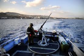 زوارق الاحتلال الإسرائيلي تستهدف الصيادين ببحر قطاع غزة