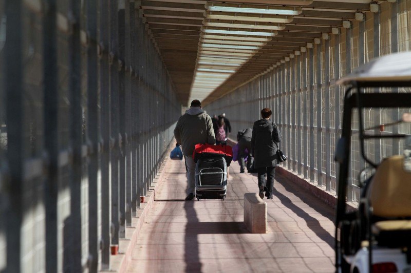 الاحتلال يعتقل مريضًا بالسرطان أثناء مروره عبر حاجز بيت حانون