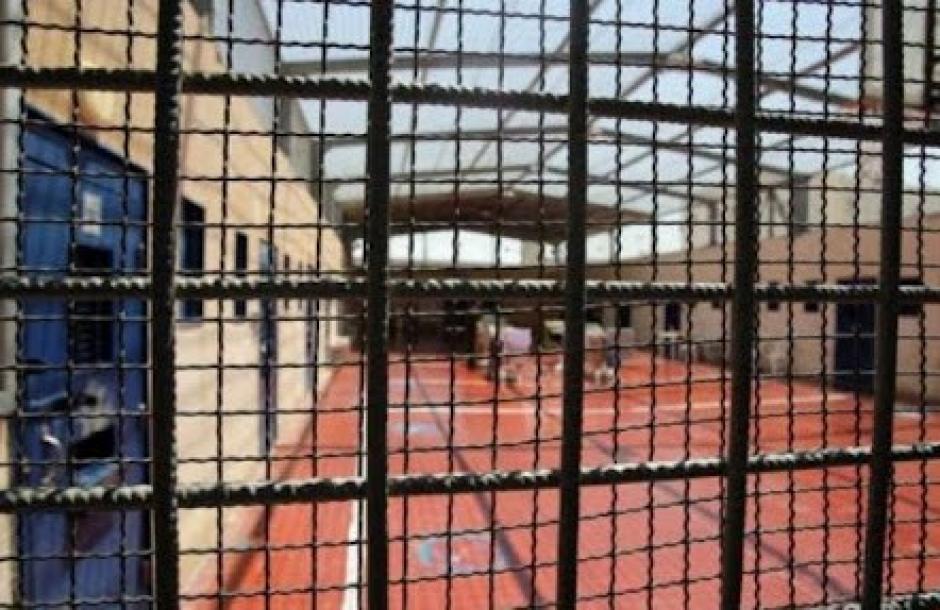 إدارة سجن الشارون تواصل عزل الأسير عياد الهريمي في ظروف قاسية