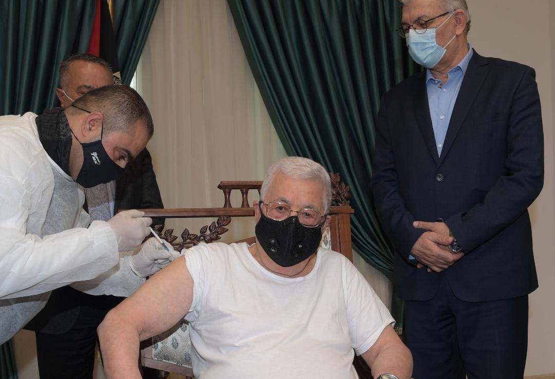 شاهد: الرئيس عباس يتلقى اللقاح المضاد لفيروس 