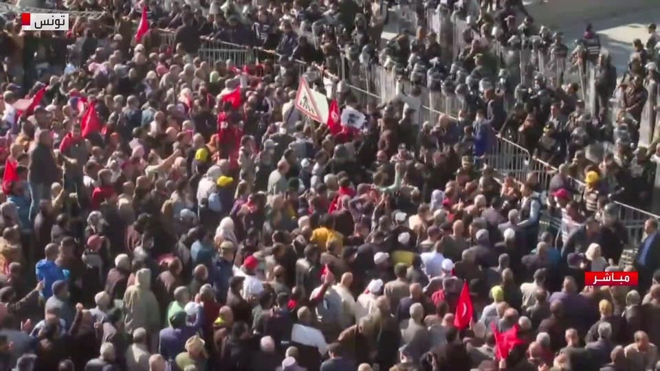 شاهد: مظاهرات عنيفة ضد الرئيس التونسي قيس سعيد