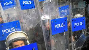 سجن 16 صحافيًا في تركيا بتهمة 