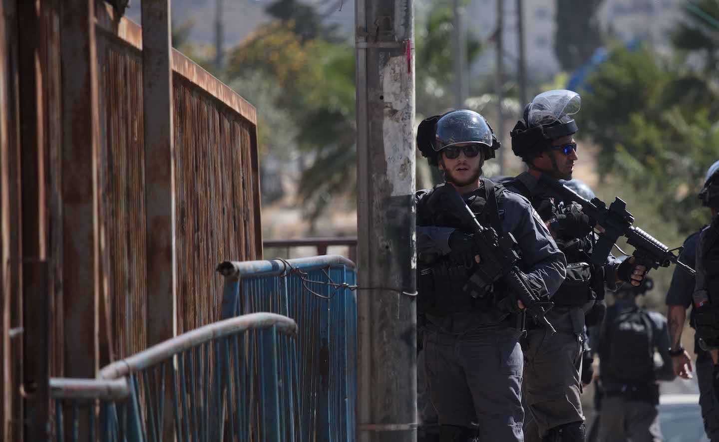 الاحتلال الإسرائيلي يعتقل شاباً من العيسوية