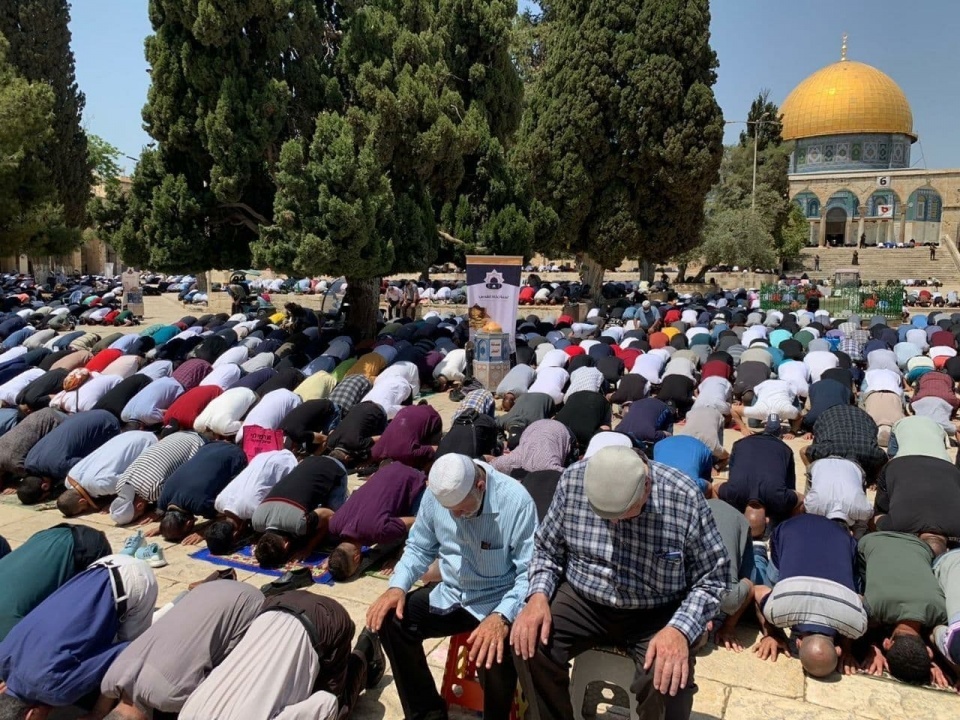 القدس: 60 ألف يؤدون الجمعة الثالثة من شهر رمضان في رحاب الأقصى المبارك