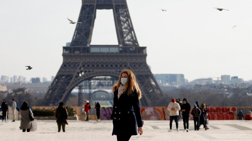 فرنسا تدرس إعادة فرض العمل عن بعد بسبب جائحة كورونا