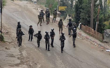 جنود الاحتلال يعذبون عمالا فلسطينيين على حاجز بيت سرا غرب رام الله