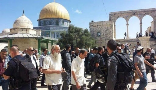 بحراسة شرطة الاحتلال.. عشرات المستوطنين يقتحمون باحات المسجد الأقصى
