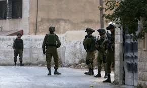 الخليل : الاحتلال الإسرائيلي ينكل بالأسير منتصر شديد وعائلته 