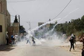 قلقيلية: إصابات بالاختناق إثر قمع الاحتلال مسيرة كفر قدوم السلمية