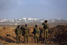 الجيش الإسرائيلي يعتقل فلسطينيين من غزة حاولا التسلل للغلاف وبحوزتهما قنبلة يدوية وسكين