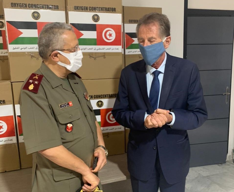 فلسطين تسلم 50 جهاز مكثف أكسجين لإدارة الصحة العسكرية في تونس