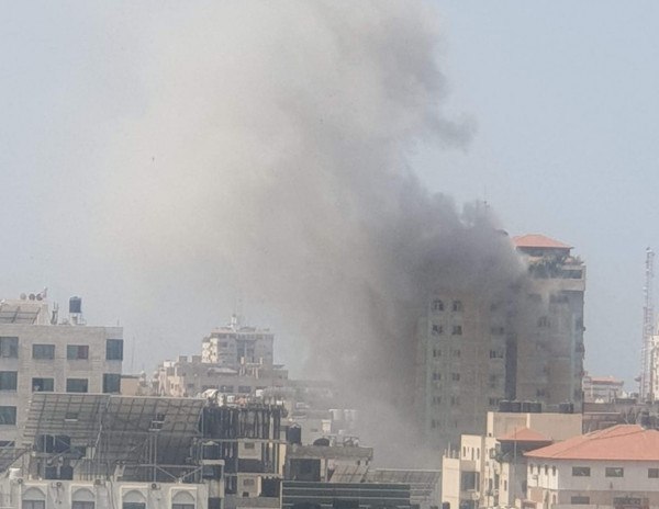3 شهداء و9 إصابات جراء قصف الاحتلال شقة سكنية وسط مدينة غزة