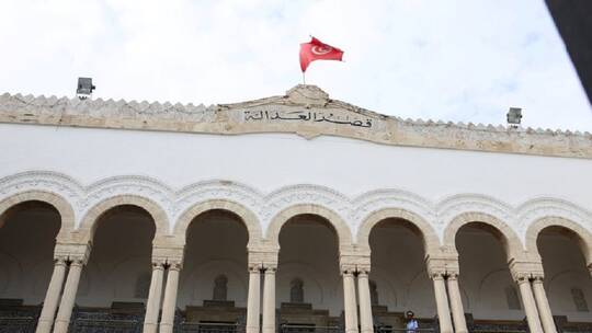 إنهاء عمل القضاة في الوظائف السياسية في تونس