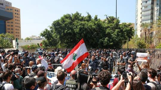 مواجهات بين الشرطة اللبنانية ومحتجين أمام منزل الرئيس المكلف نجيب ميقاتي في بيروت (فيديو)