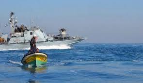 بحرية الاحتلال تهاجم الصيادين قبالة شواطئ غزة 