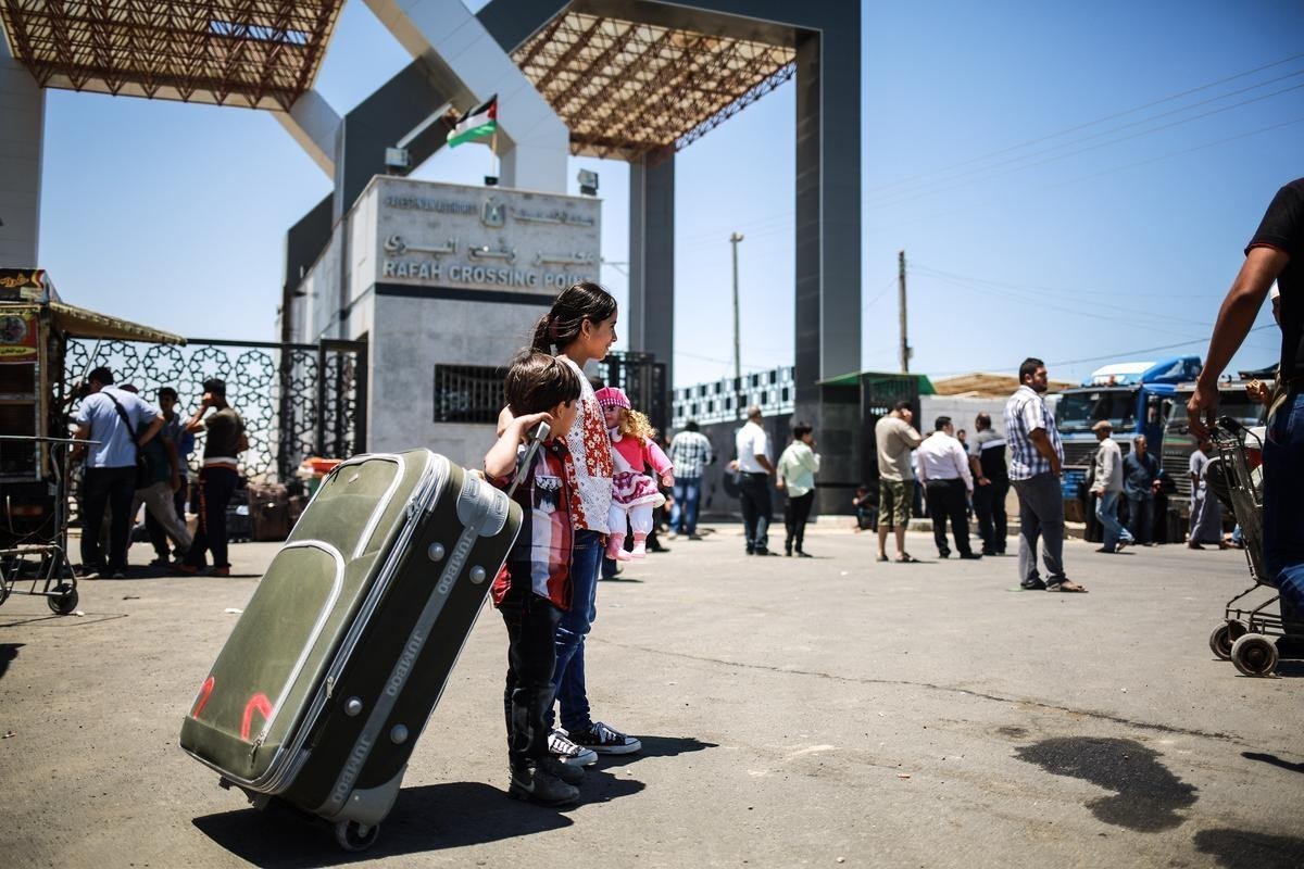 غزة: آلية السفر عبر معبر رفح غداً الثلاثاء، وفحص كورونا لبقية المسافرين