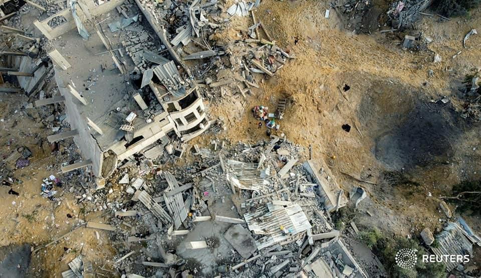 انتشال جثمان طفلة وعائلة كاملة من تحت أنقاض القصف في بيت لاهيا