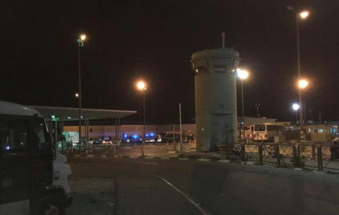 شاهد: إصابة حارس أمن إسرائيلي بإطلاق نار على حاجز قلنديا