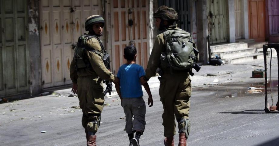 الخليل: الاحتلال يحتجز طفلا ويحقق معه أثناء عودته من المدرسة 