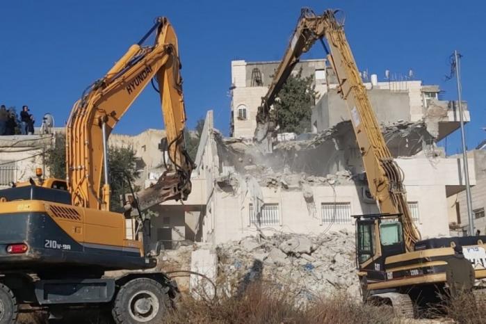 القدس: الاحتلال الإسرائيلي يهدم شقة سكنية بالعيسوية