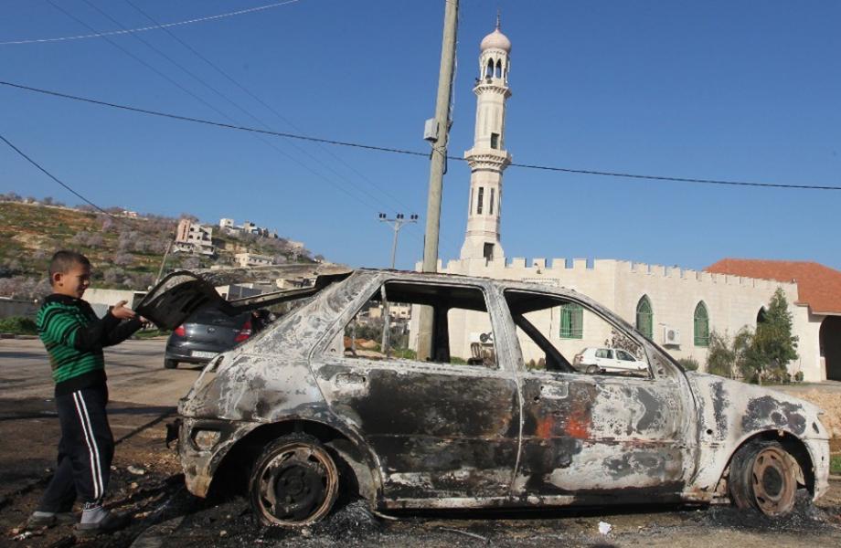 مستوطنون يحرقون مركبة في كفر مالك شرق رام الله