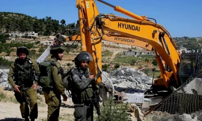 القدس: الاحتلال يهدم منشأة ويواصل تجريف أراض في العيسوية