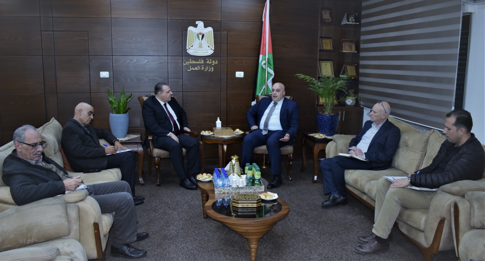 وزير العمل يبحث مع السفير الأردني سبل إنجاح اجتماع دعم التشغيل  