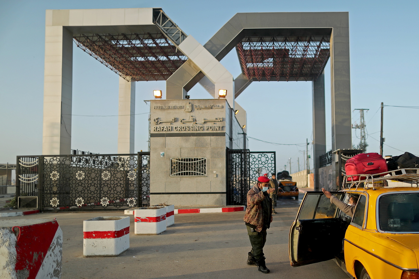 مصر تقرر إغلاق معبر رفح غدًا ومنع إدخال البضائع احتجاجاً على ما وصفته بتصرفات حماس