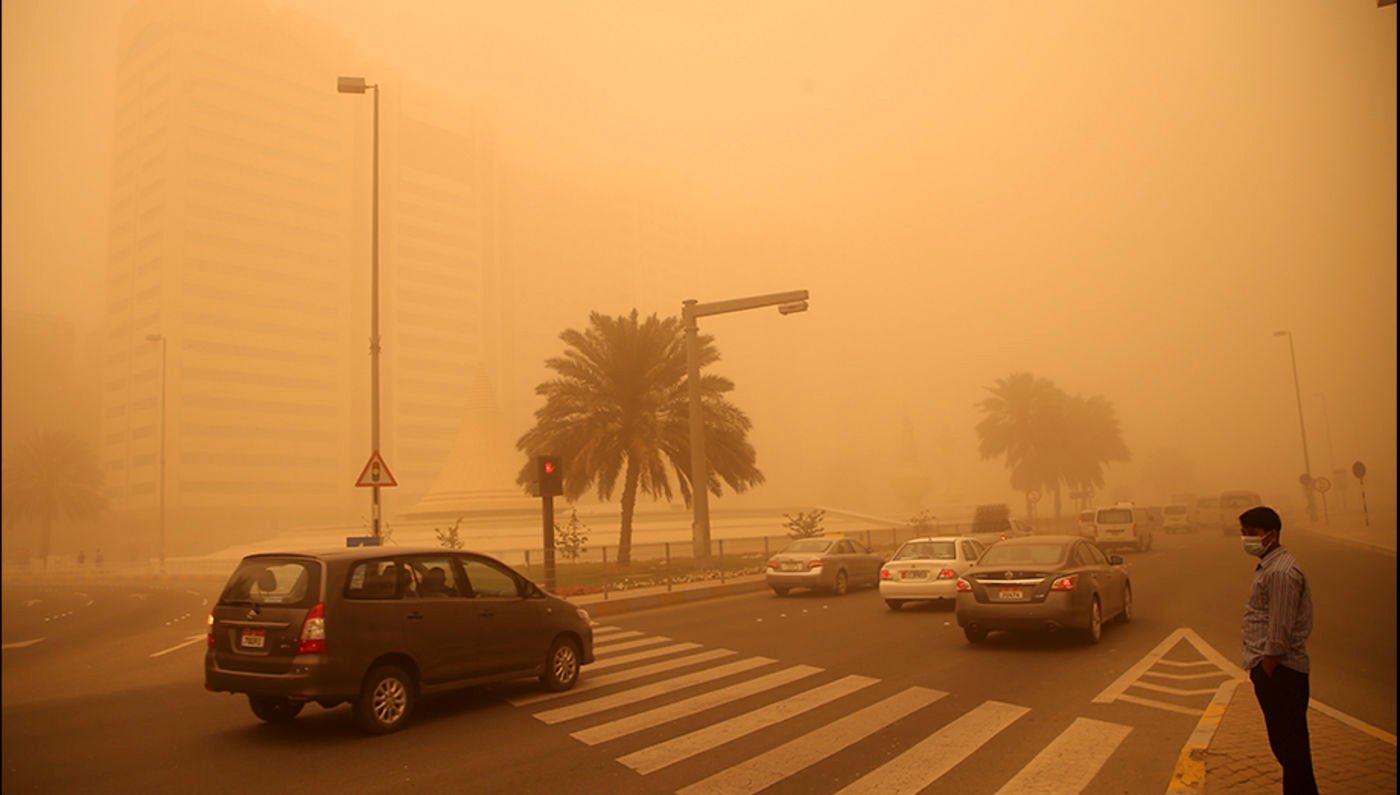 عاصفة رملية تجتاح مدنا صينية وسحب الغبار تسبب فوضى على طريق الحرير (فيديو)