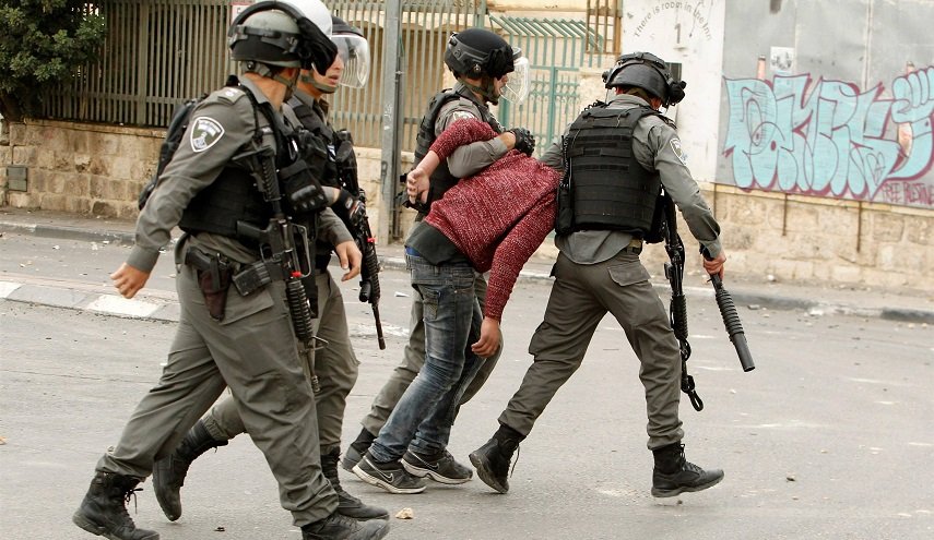 الاحتلال يعتقل عدد من المواطنين بمدن الضفة من بينهم اسير محرر