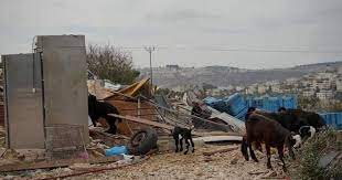 الاحتلال يهدم بركسا وأسوارا في بلدة الجيب شمال غرب القدس